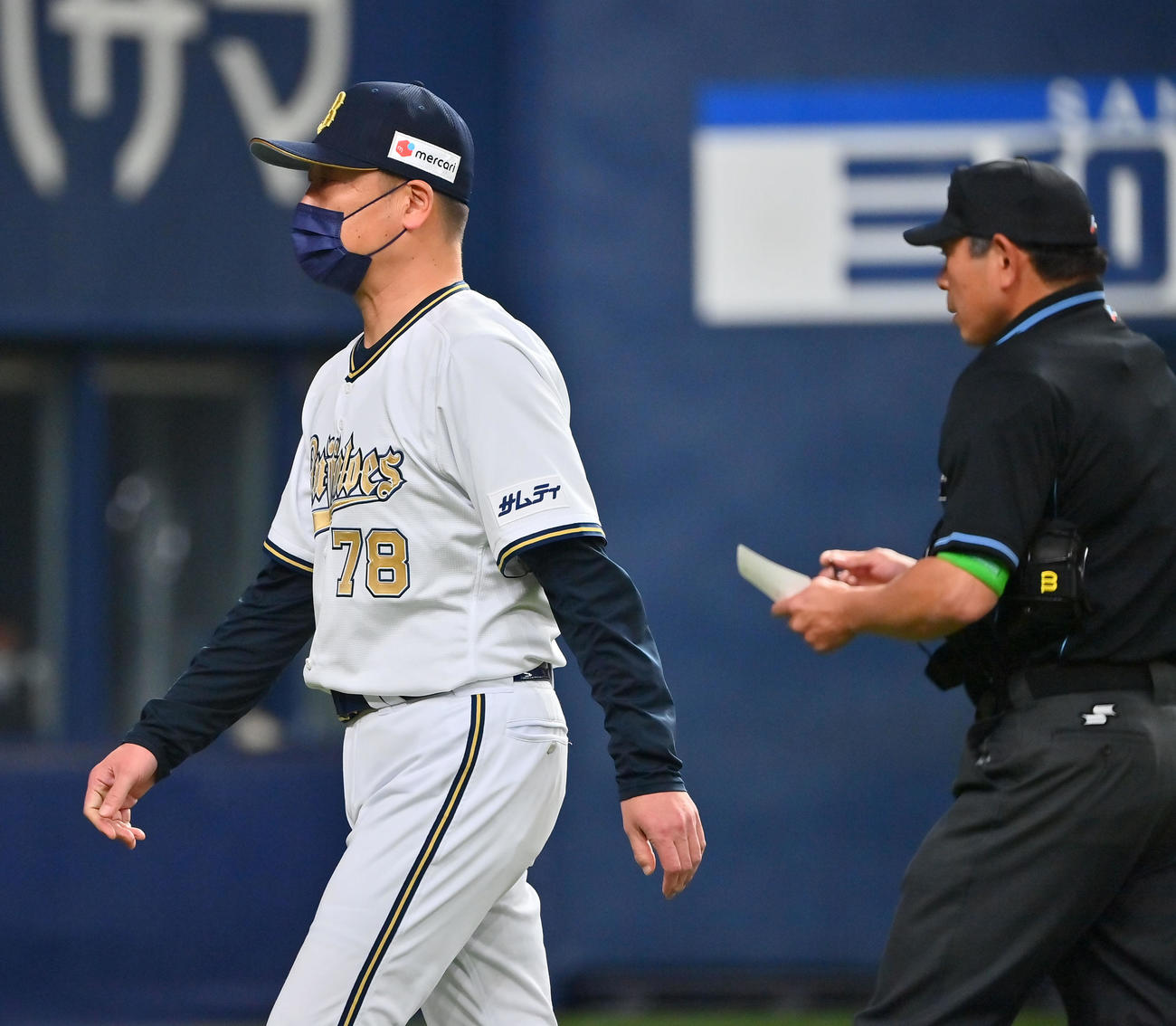 オリックス対楽天　6回裏を終え、投手の交代を告げるオリックス中嶋監督（撮影・和賀正仁）