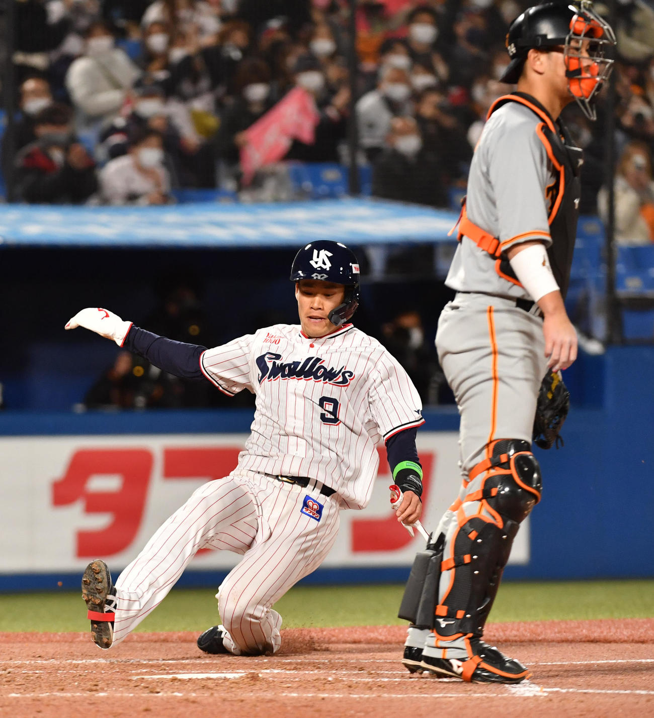 ヤクルト対巨人　1回裏ヤクルト無死二塁、青木の右前適時打で二塁走者塩見が生還する。捕手大城（撮影・柴田隆二）