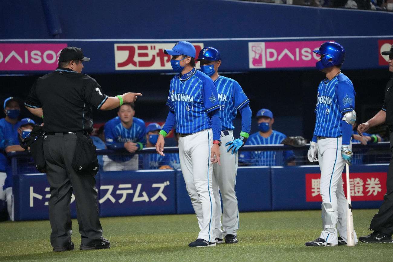 中日対DeNA 4回表DeNA1死、見逃し三振に倒れ審判への侮辱行為で退場となった大和（右）中央は三浦監督（撮影・森本幸一）