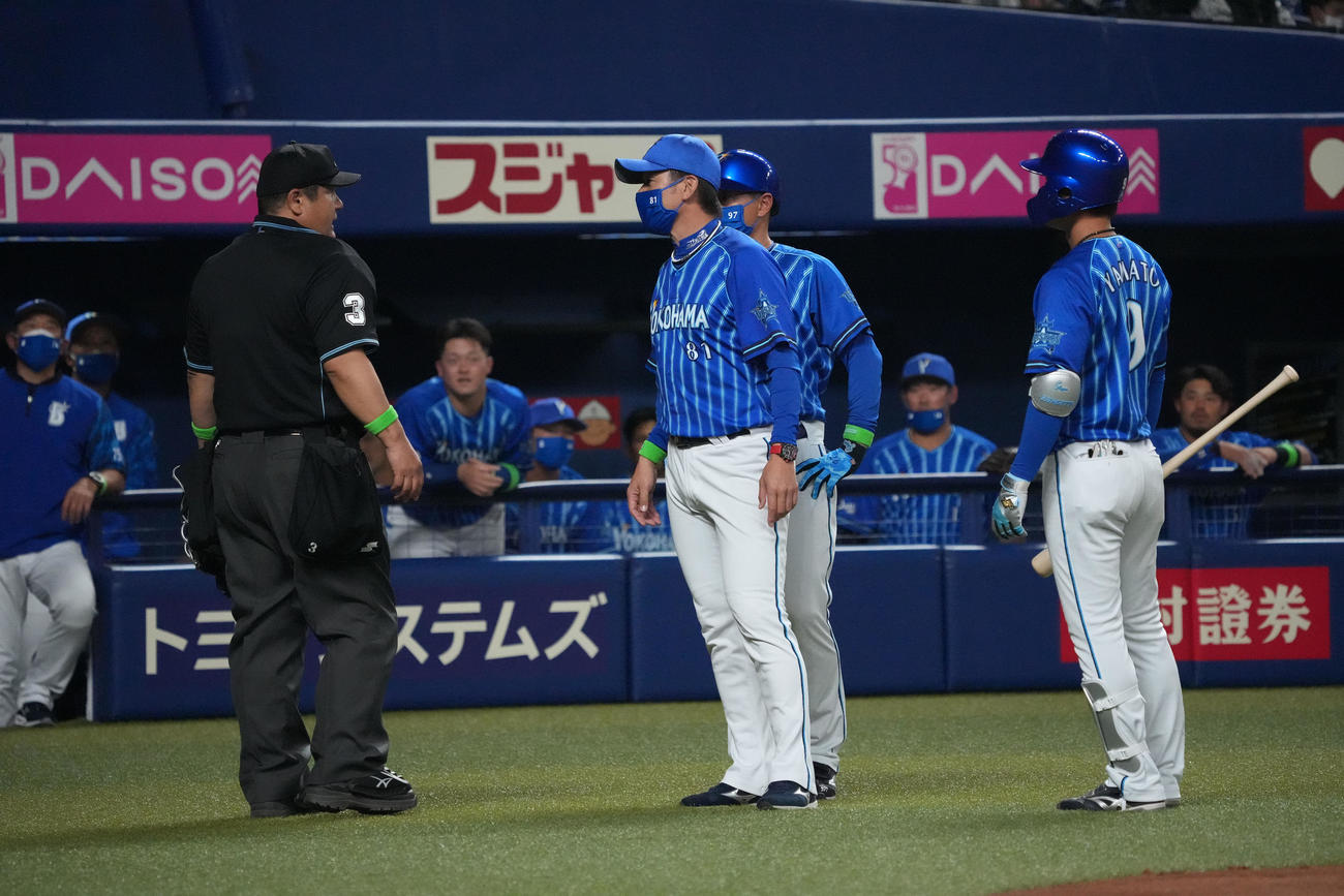 中日対DeNA 4回表DeNA1死、見逃し三振に倒れ審判への侮辱行為で退場となった大和（右）中央は三浦監督（撮影・森本幸一）