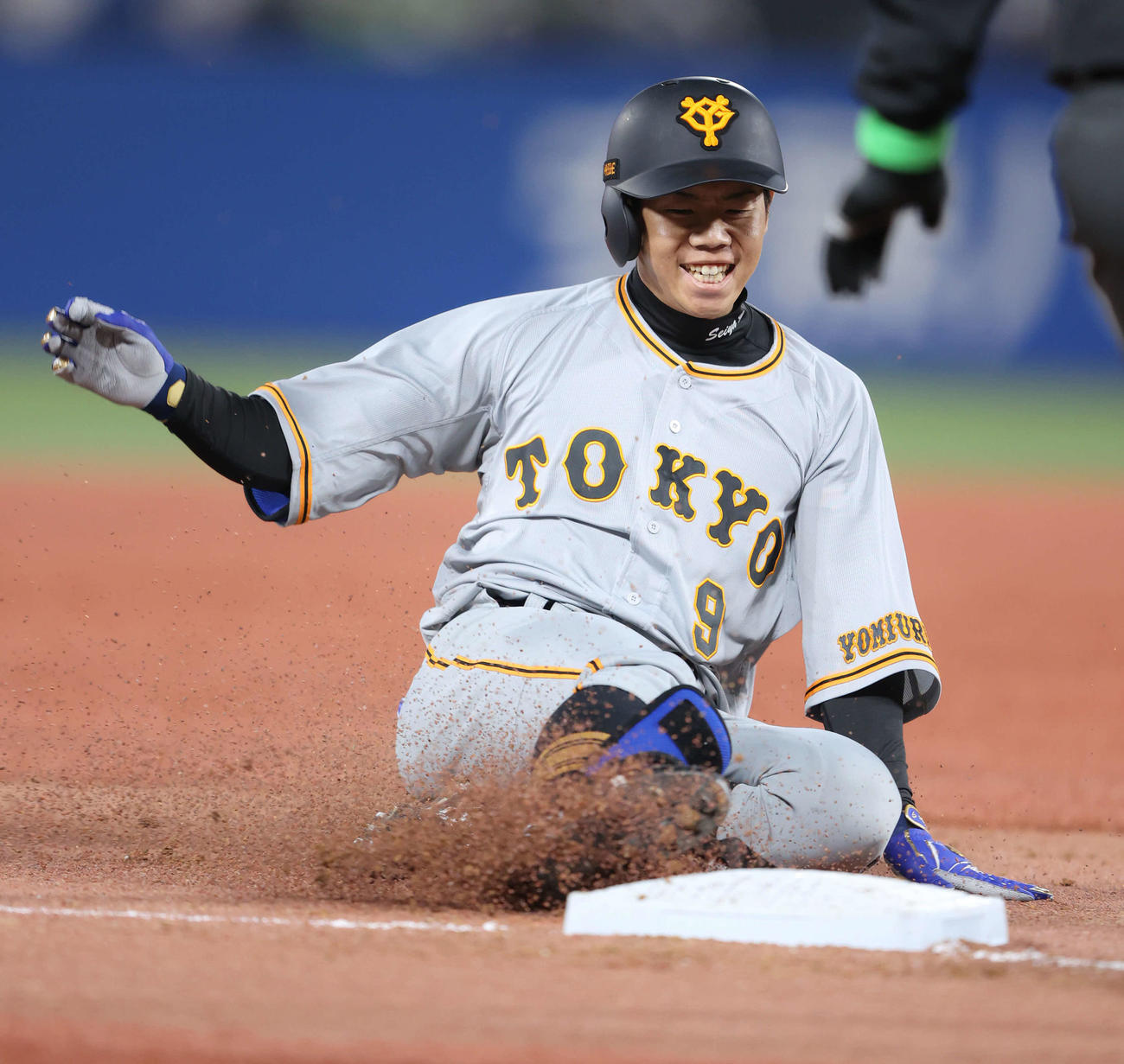ヤクルト対巨人　6回表巨人2死満塁、中三塁打を放ち笑顔を見せる松原（撮影・河田真司）