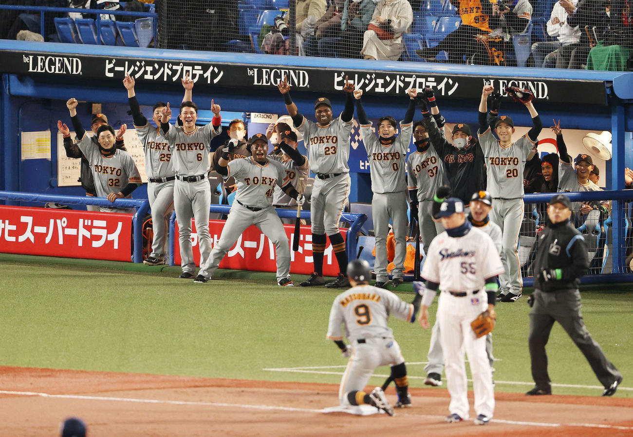 ヤクルト対巨人　6回表巨人2死満塁、松原（手前）の中越え適時三塁打に歓喜する巨人ナイン（撮影・鈴木正人）