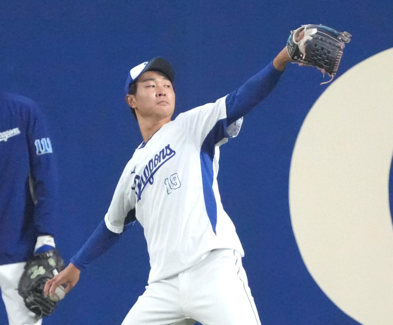 キャッチボールをする高橋宏（中央）（撮影・森本幸一）