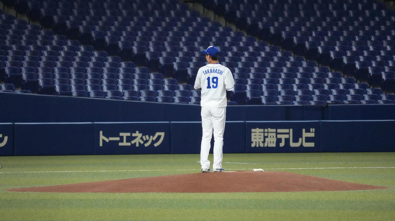 バンテリンドームのマウンドを確かめる高橋宏（撮影・森本幸一）