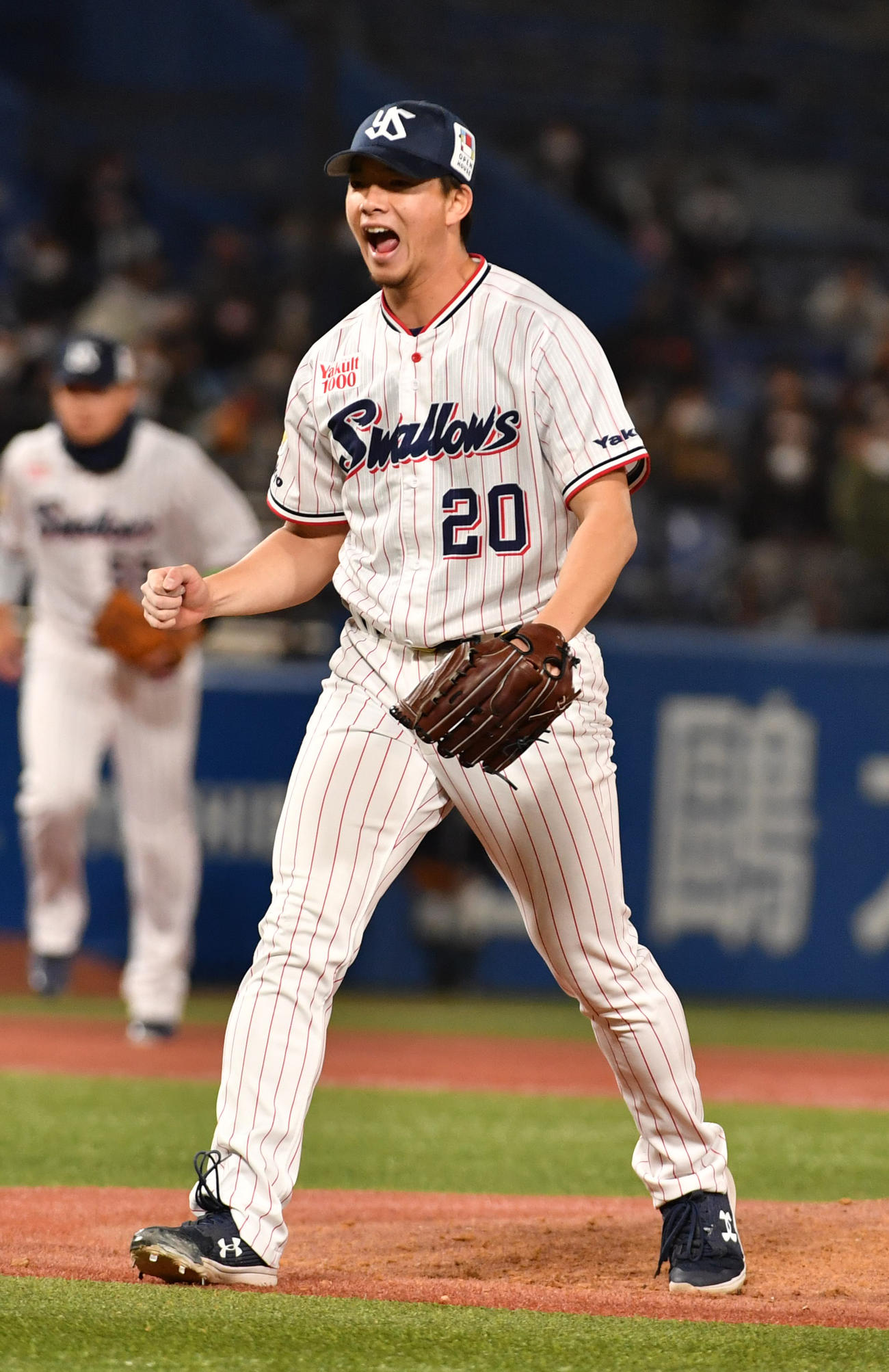 9回表巨人2死、代打ウォーカーを三振に仕留めガッツポーズする木沢（撮影・柴田隆二）