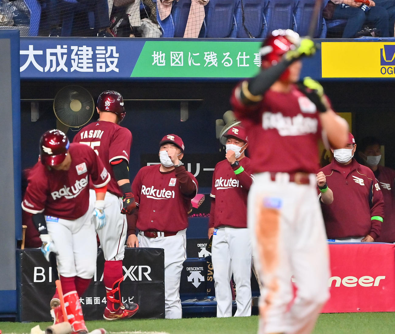 オリックス対楽天　5回表楽天2死、安田（中央）は同点本塁打を放ち石井監督らに迎えられる（撮影・和賀正仁）