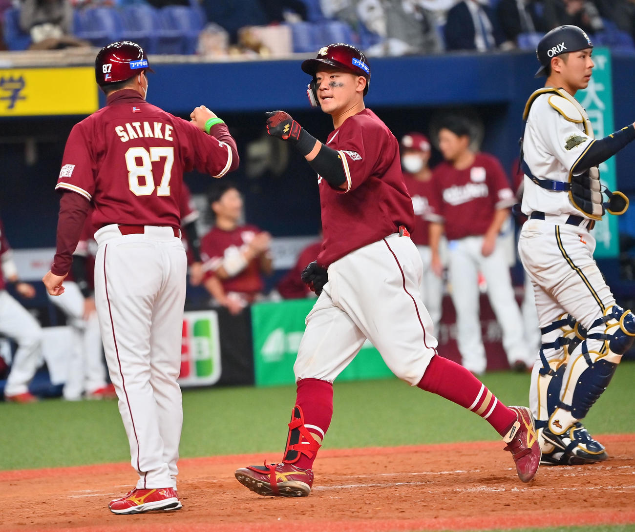 オリックス対楽天　5回表楽天2死、安田（中央）は本塁打を放ち生還する（撮影・和賀正仁）