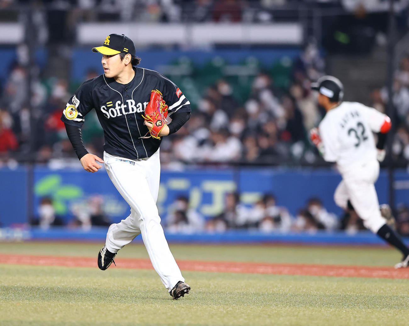 ロッテ対ソフトバンク　7回裏ロッテ2死一塁、佐藤都（右）にこの日初となる安打を許す石川（撮影・垰建太）