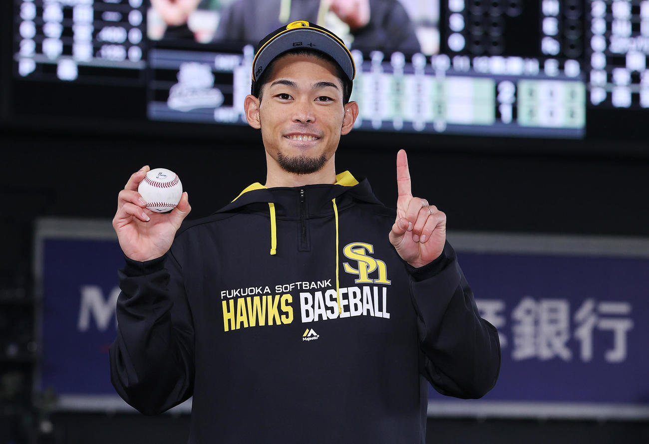ロッテ対ソフトバンク　移籍後初勝利のソフトバンク又吉は勝利球を手に笑顔で写真に納まる（撮影・垰建太）