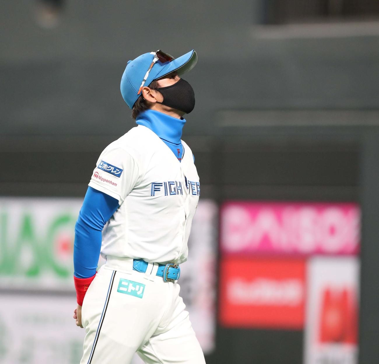 日本ハム対西武　投手交代を告げる新庄監督（撮影・黒川智章）
