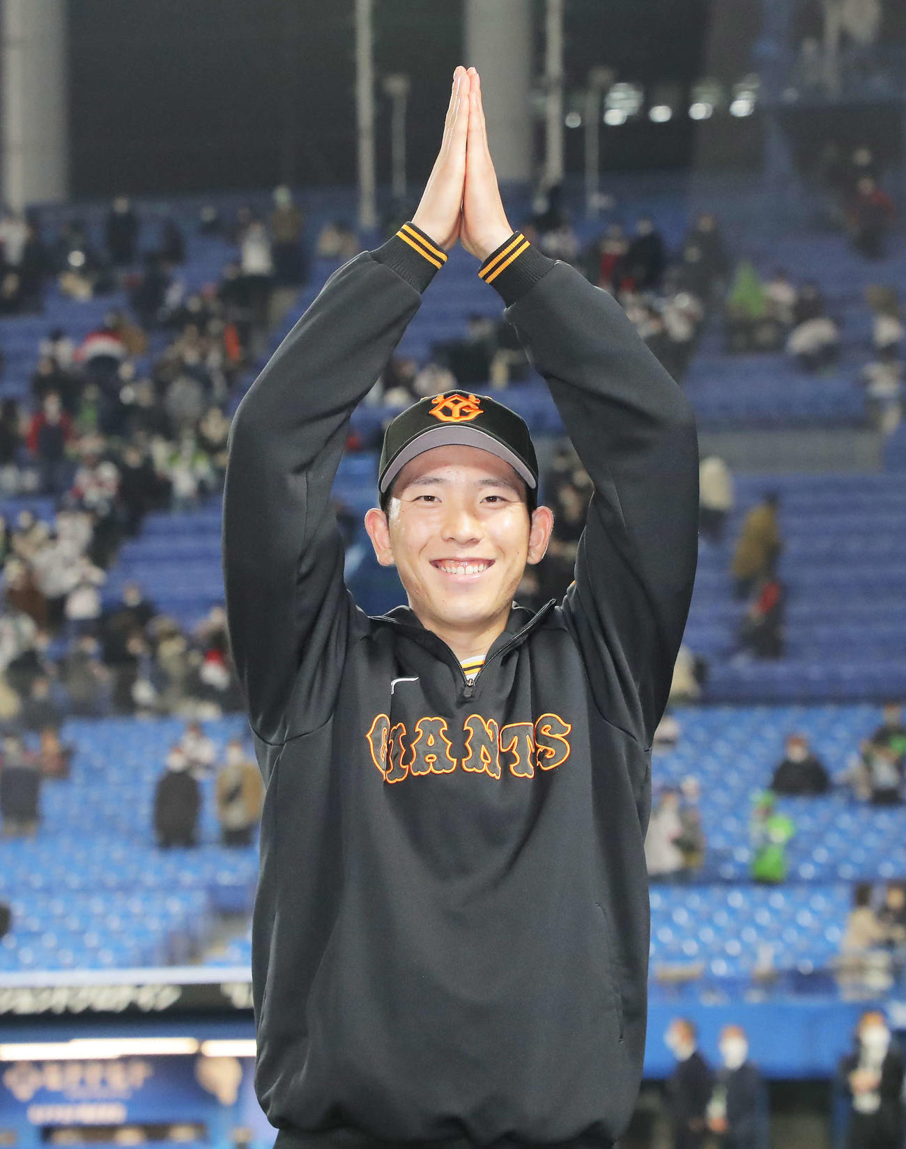ヤクルト対巨人　ヤクルトに勝利し、今季1勝目のポーズを決める巨人戸郷（撮影・河田真司）