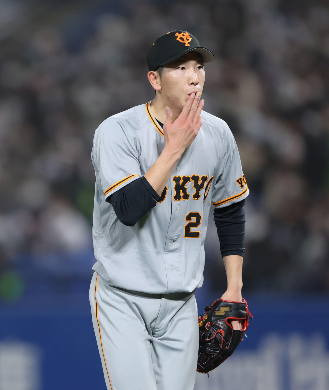 ヤクルト対巨人　5回裏を抑えてベンチに戻る戸郷（撮影・河田真司）