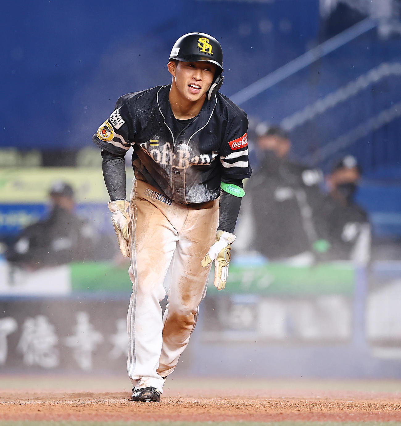ロッテ対ソフトバンク　延長10回表ソフトバンク1死三塁、今宮のゴロで一気に本塁を突いた三走野村勇は笑顔を見せる（撮影・垰建太）