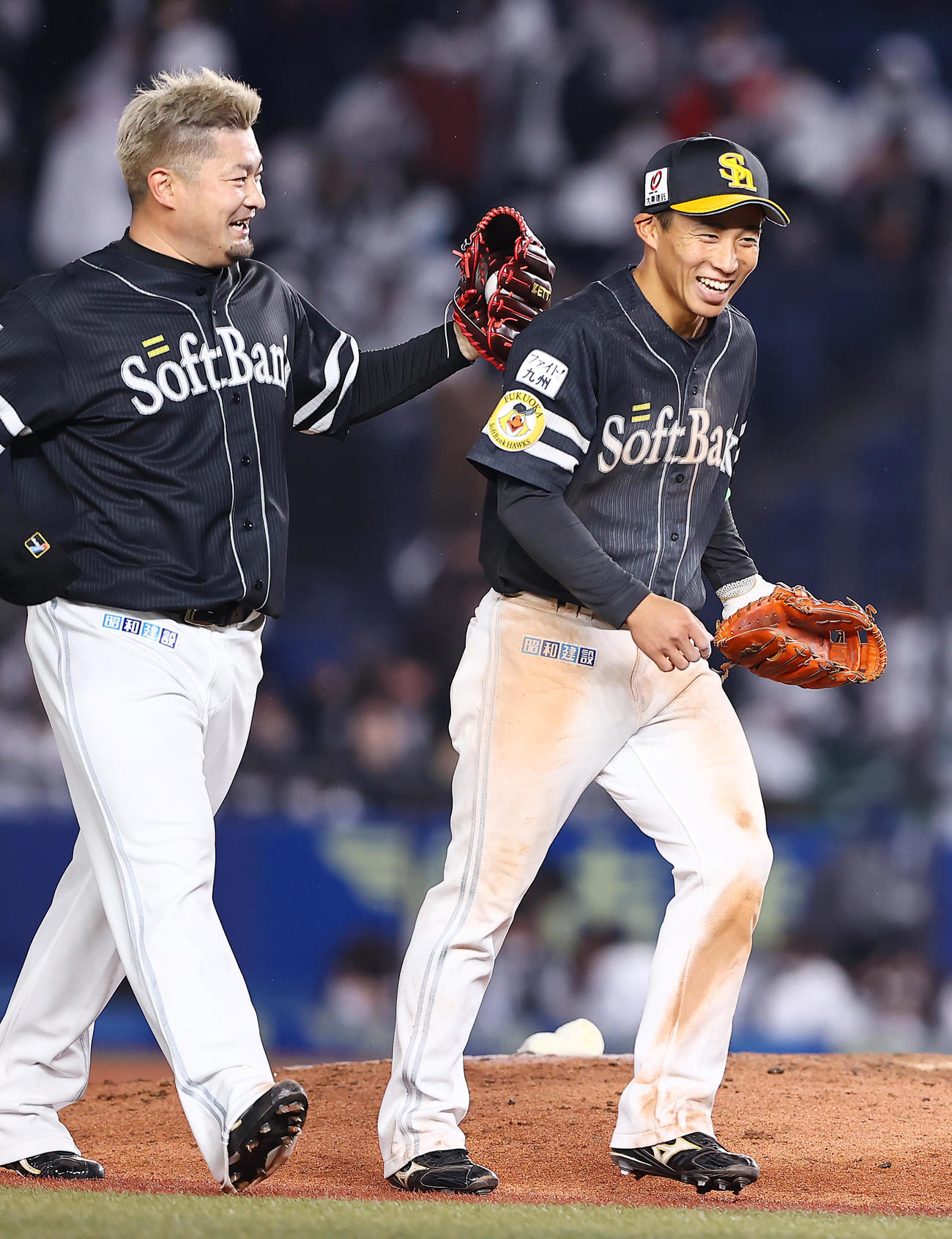 ロッテ対ソフトバンク　勝利したソフトバンク野村勇（右）は森（左）らナインと喜びを分かち合う（撮影・垰建太）