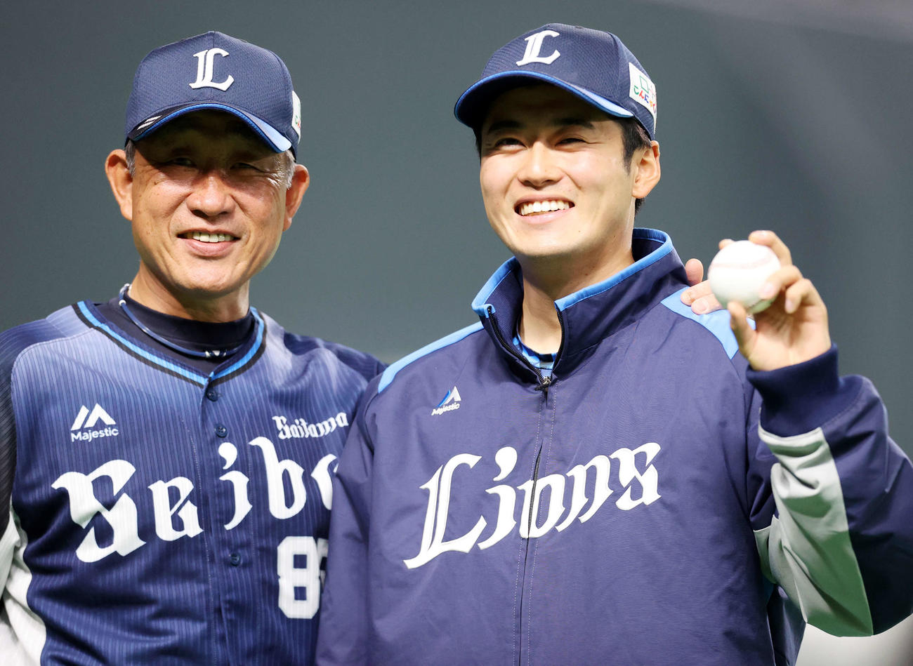 プロ初登板初勝利の佐藤（右）はウィニングボールを手に辻監督と笑顔で記念撮影（撮影・浅見桂子）