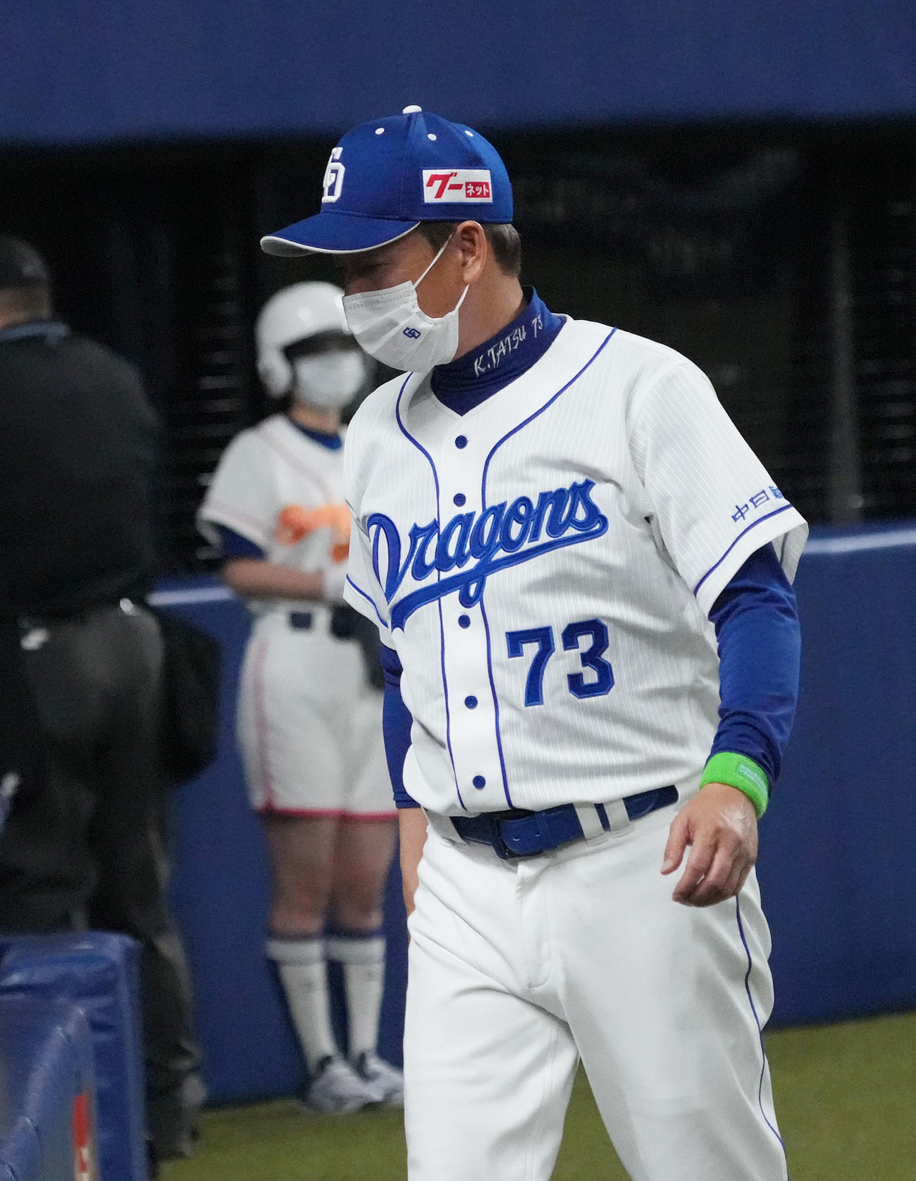 中日対DeNA 8回、選手交代を告げベンチへ戻る立浪監督（撮影・森本幸一）