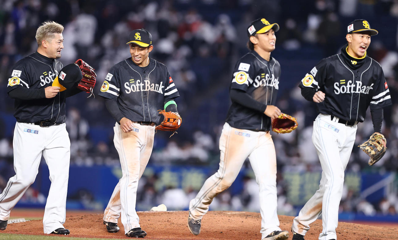 ロッテ対ソフトバンク　勝利したソフトバンク野村勇（左から2人目）は森（左）らナインと喜びを分かち合う（撮影・垰建太）