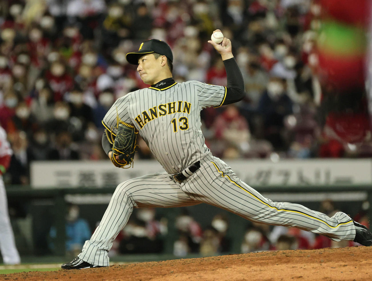 広島対阪神　8回裏を抑えた岩崎（撮影・加藤孝規）