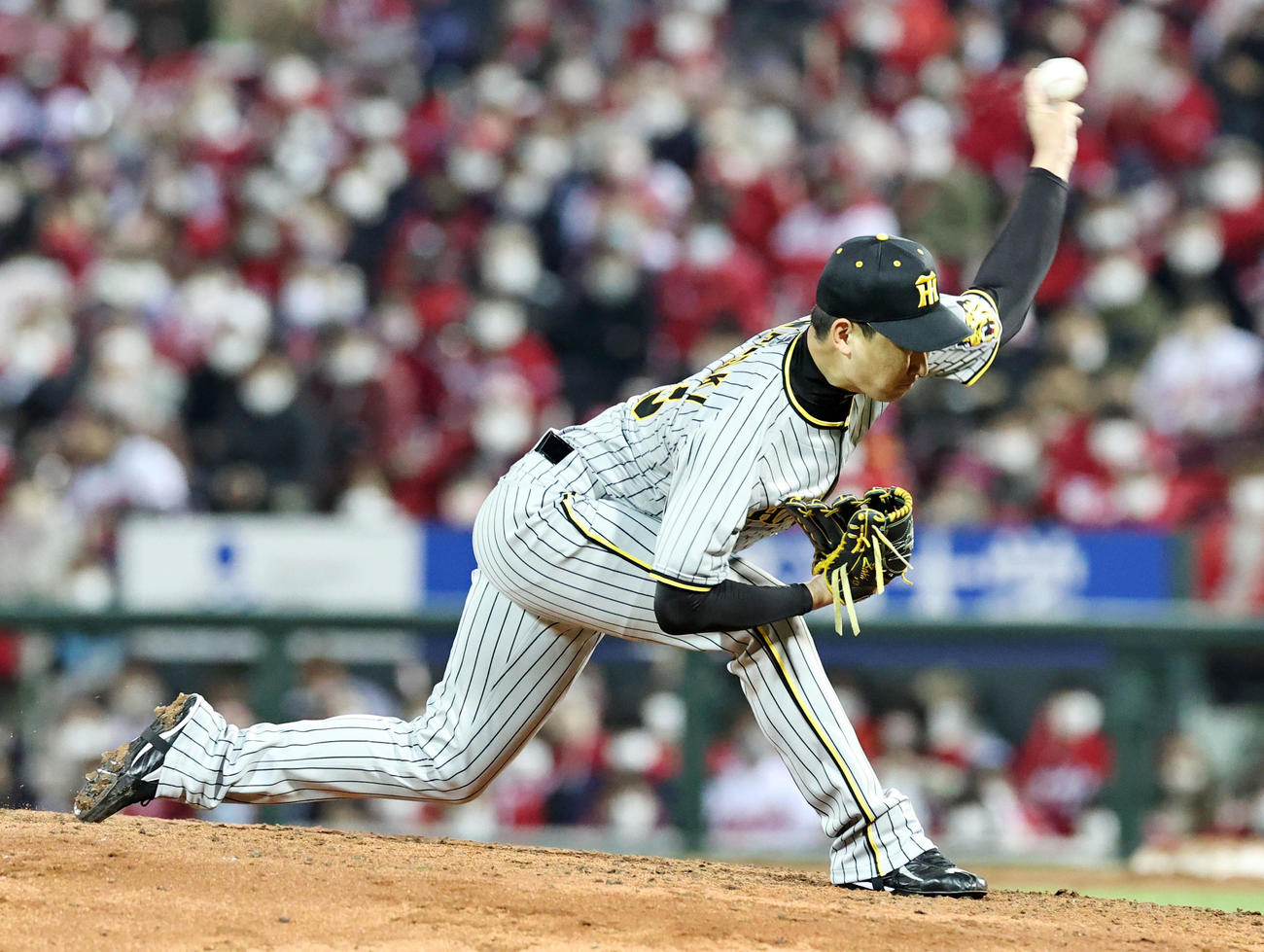 広島対阪神　8回裏、阪神2番手で登板する岩崎（撮影・加藤哉）