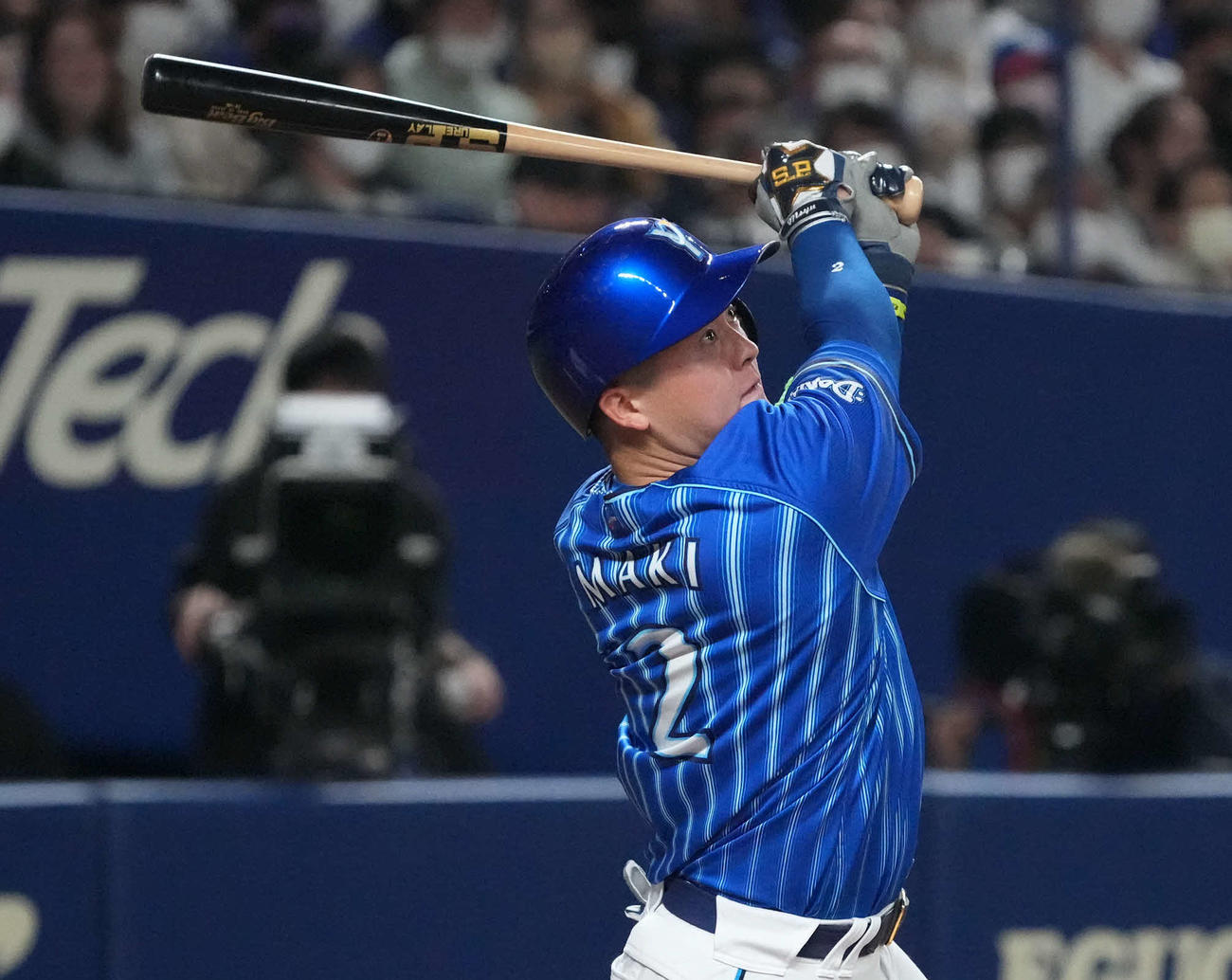 中日対DeNA 3回表DeNA2死一塁、右越え2点本塁打を放つ牧（撮影・森本幸一