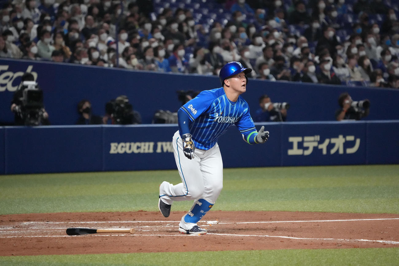中日対DeNA 3回表DeNA2死一塁、右越え2点本塁打を放つ牧（撮影・森本幸一）
