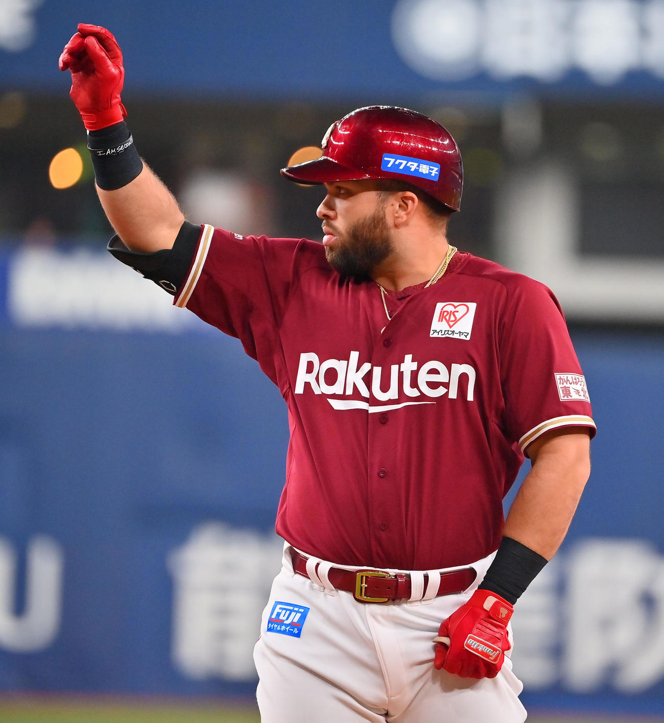 オリックス対楽天　8回表楽天無死一塁、右前打を放ったマルモレホスはベンチに向かってポーズ（撮影・和賀正仁）