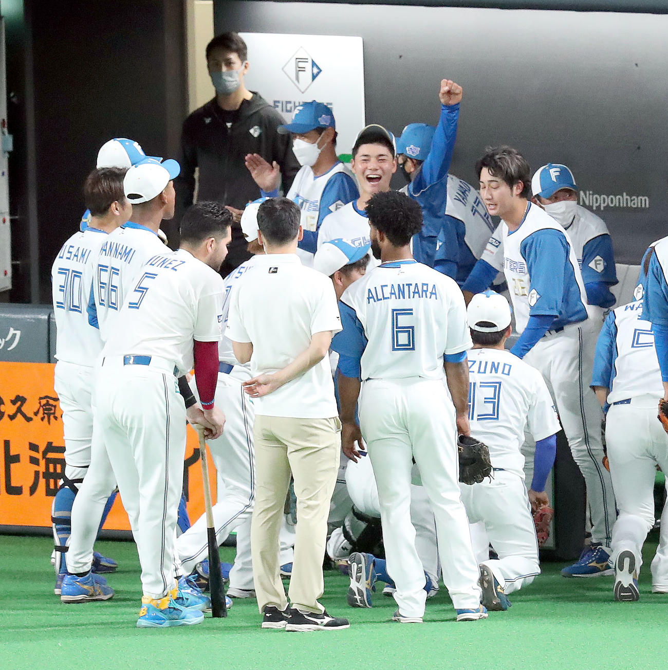 日本ハム対西武　試合前、日本ハム浅間の声出しにガッツポーズをする清宮（撮影・佐藤翔太）