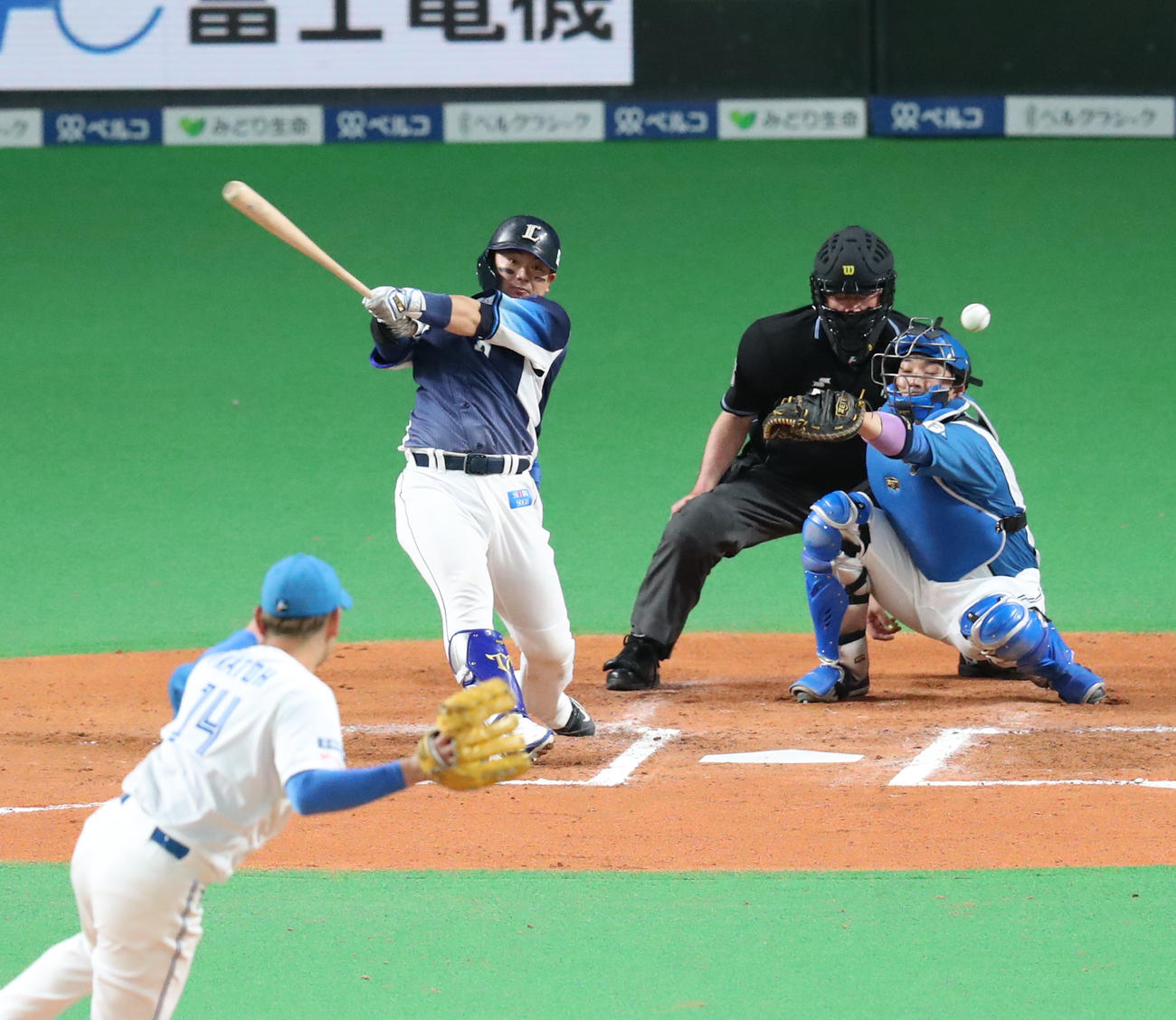 日本ハム対西武　6回表西武2死一、三塁、森は同点となる左前適時打を放つ。投手は日本ハム加藤（撮影・佐藤翔太）