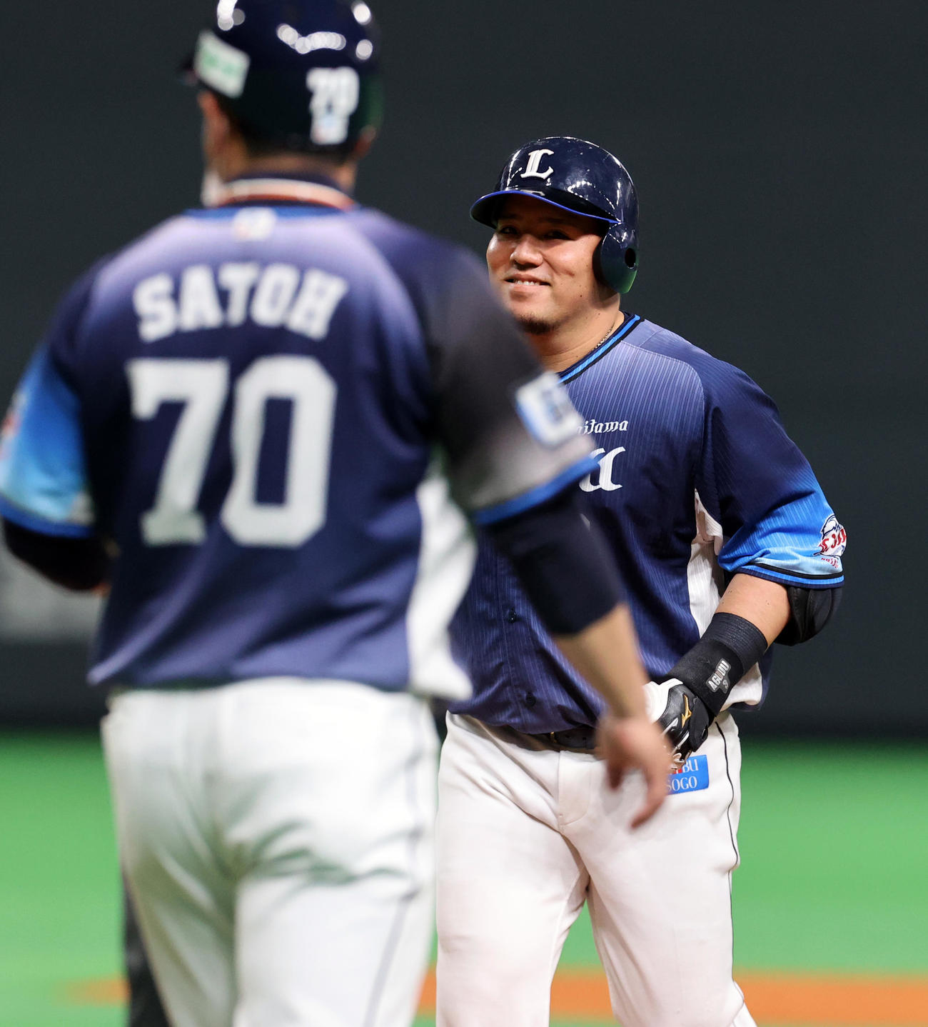 日本ハム対西武　6回表西武2死一、二塁、山川は勝ち越し適時打を放ち笑顔を見せる（撮影・浅見桂子）