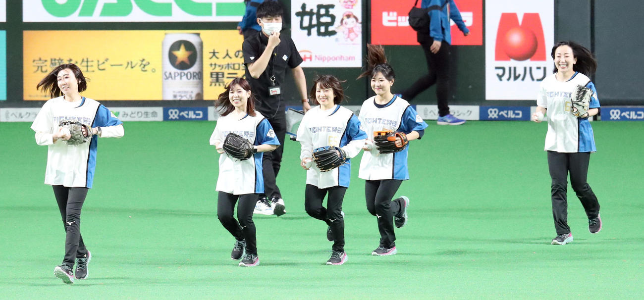 日本ハム対西武　ファーストピッチセレモニーのためマウンドに向かう左からロコ・ソラーレの石崎、吉田夕、鈴木、吉田知、藤沢（撮影・佐藤翔太）