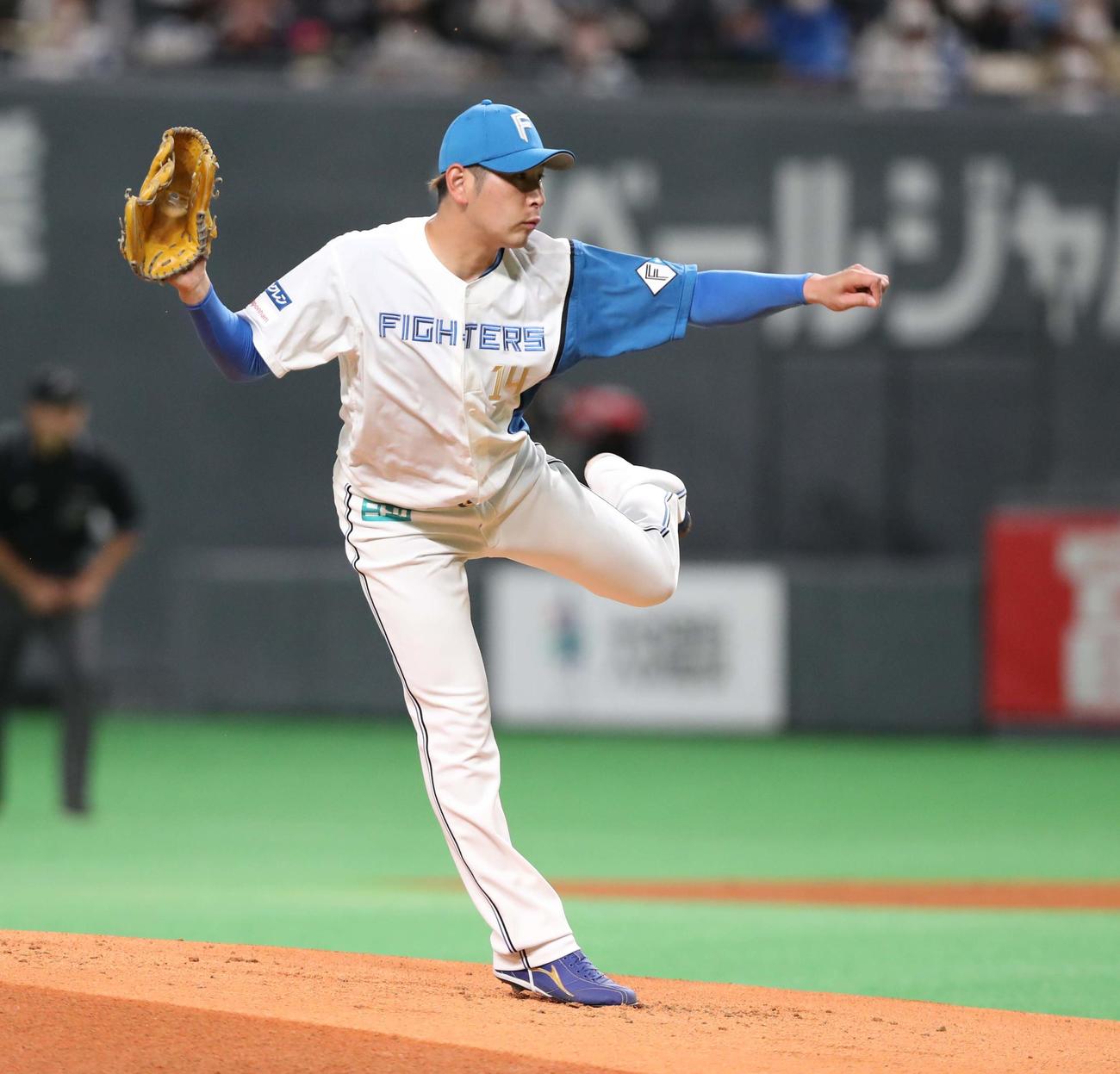 日本ハム対西武　日本ハム先発の加藤（撮影・黒川智章）