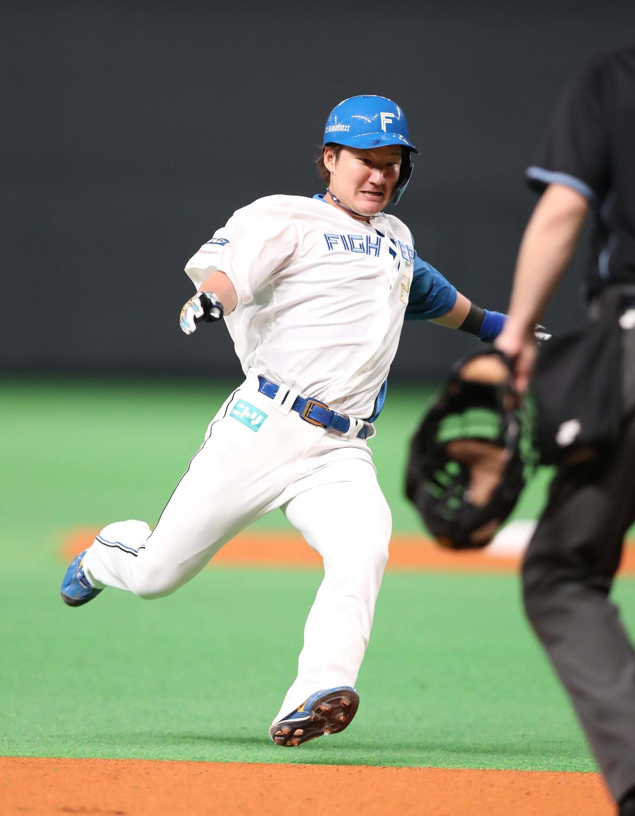 日本ハム対西武　1回裏日本ハム1死、右中間に三塁打を放つ渡辺（撮影・黒川智章）