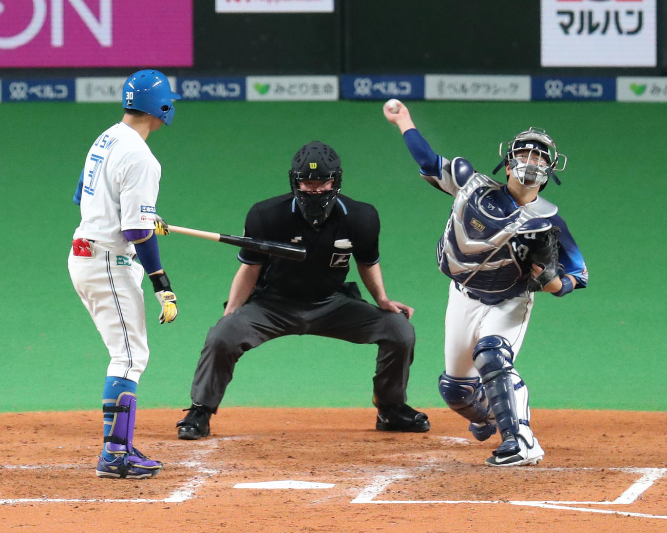 日本ハム対西武　4回裏日本ハム2死二塁、打者宇佐見の時、二走石井をアウトにする西武森（撮影・佐藤翔太）