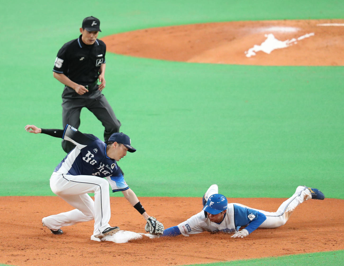 日本ハム対西武　4回裏日本ハム2死二塁、打者宇佐見の時、二走石井は帰塁出来ずアウトになる（撮影・佐藤翔太）