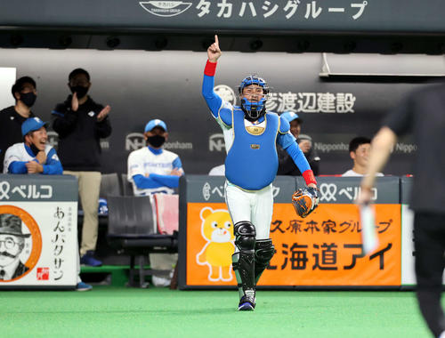 日本ハム対西武　ファーストピッチセレモニーで、捕手の装備で登場した日本ハム新庄監督（撮影・浅見桂子）