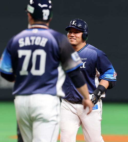 日本ハム対西武　6回表西武2死一、二塁、山川は勝ち越し適時打を放ち笑顔を見せる（撮影・浅見桂子）