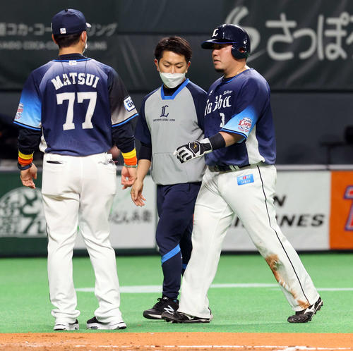 日本ハム対西武　6回表西武2死一、二塁、外崎の左前打で二塁走者山川（右）は三塁をオーバーランも急いで戻り負傷し、ベンチに下がる（撮影・浅見桂子）