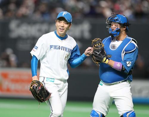 日本ハム対西武　7回表、無失点に抑え笑顔の宮西（左）（撮影・黒川智章）