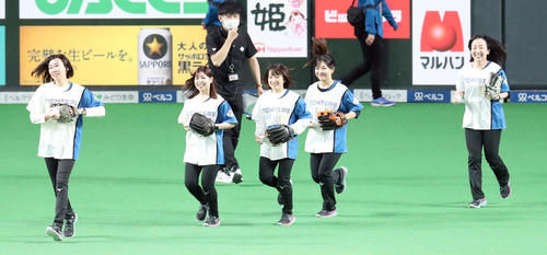 日本ハム対西武　ファーストピッチセレモニーのためマウンドに向かう左からロコ・ソラーレの石崎、吉田夕、鈴木、吉田知、藤沢（撮影・佐藤翔太）