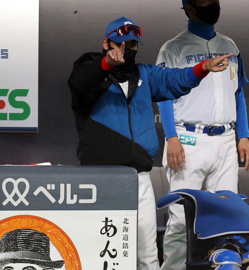 日本ハム対西武　4回裏日本ハム2死二塁、打者宇佐見の時、二塁走者石井がけん制アウトの判定で、リプレー検証を求める新庄監督（撮影・浅見桂子）