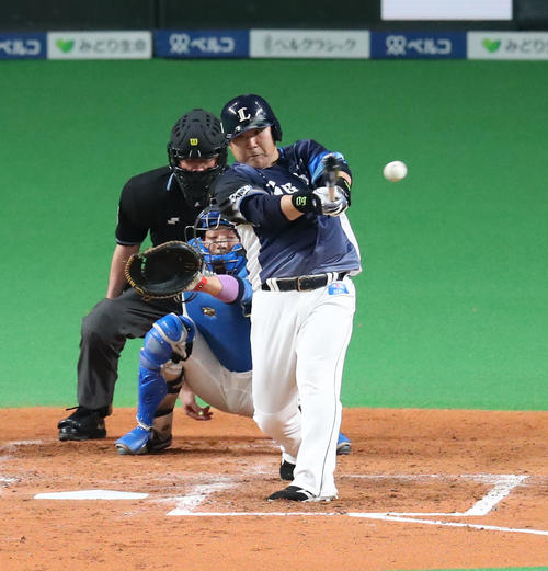 日本ハム対西武　5回表西武1死、中村は二塁打を放つ（撮影・佐藤翔太）