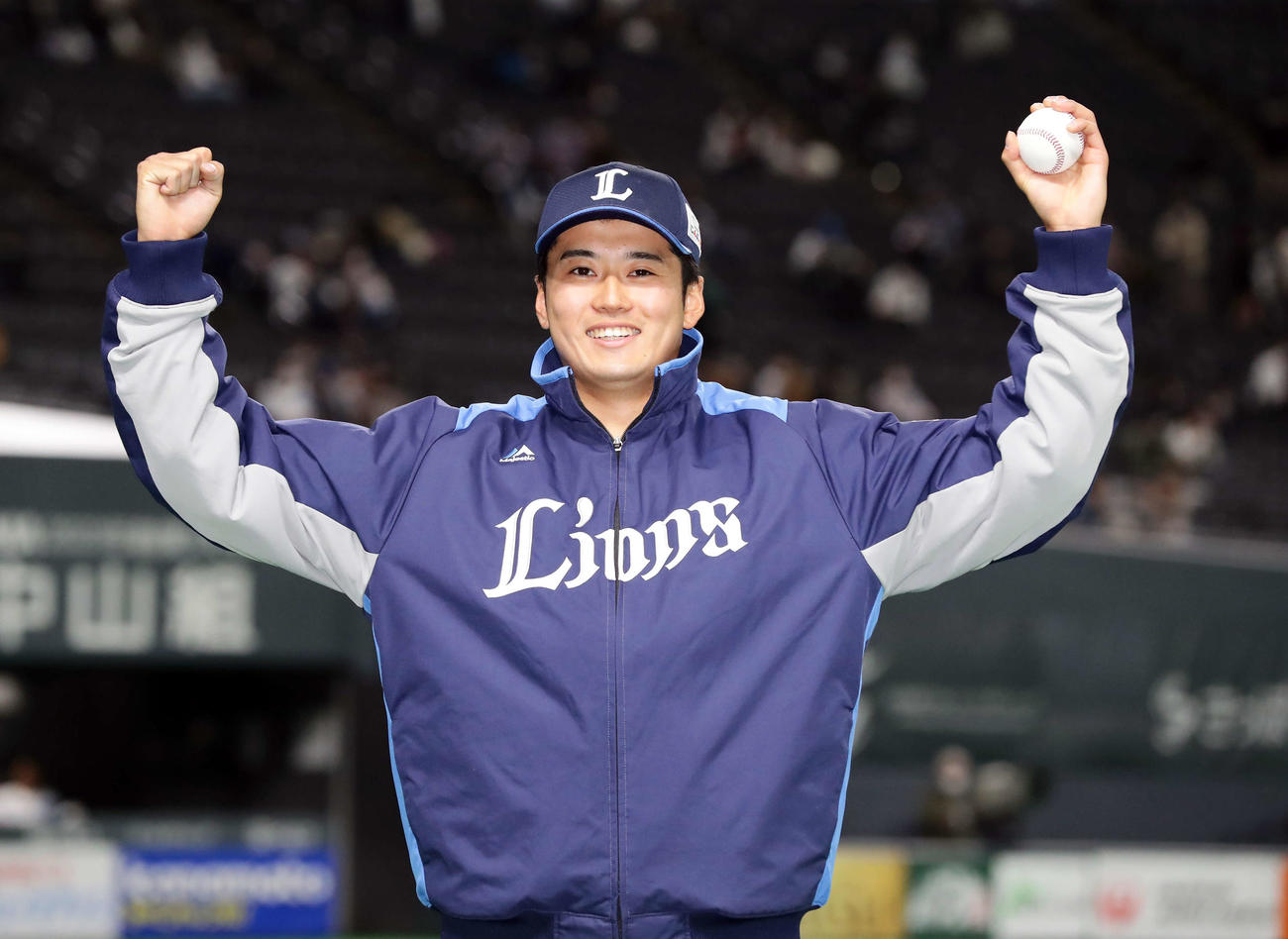 日本ハム対西武　プロ初登板初勝利の佐藤（右）はウィニングボールを手に笑顔でガッツポーズ（撮影・浅見桂子）