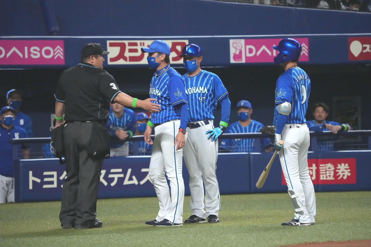 中日対DeNA　4回表DeNA1死、見逃し三振に倒れ審判への侮辱行為で退場となった大和（右）。左から2人目は三浦監督（撮影・森本幸一）