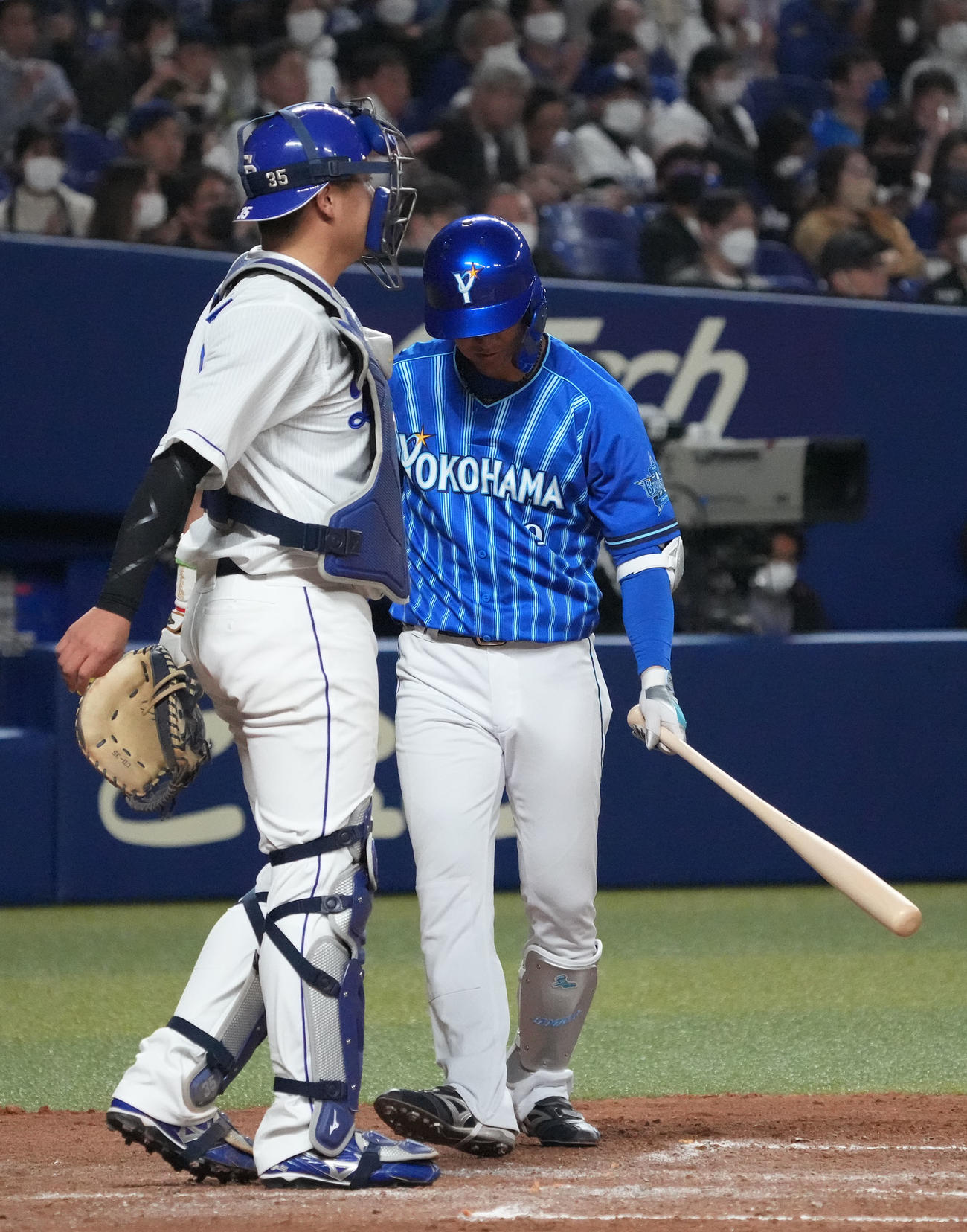 中日対DeNA　4回表DeNA1死、見逃し三振に倒れ不服そうな態度を見せる大和（右）（撮影・森本幸一）