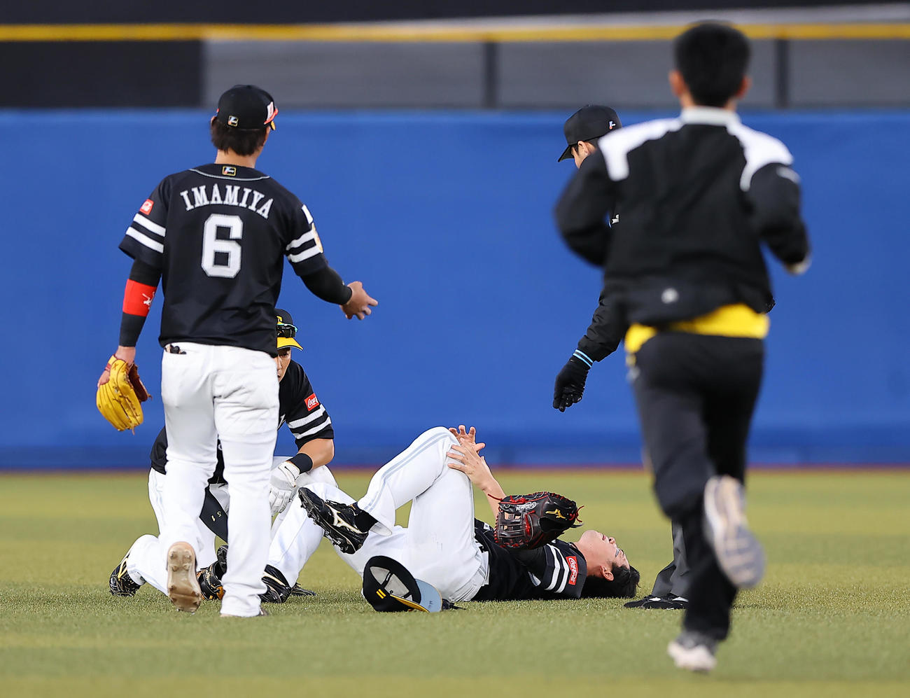 ロッテ対ソフトバンク　9回裏ロッテ2死、福田光の打球を追いかけ交錯する上林誠知と交錯した栗原（中央）は左足のヒザ付近を押さえながら痛がる（撮影・垰建太）