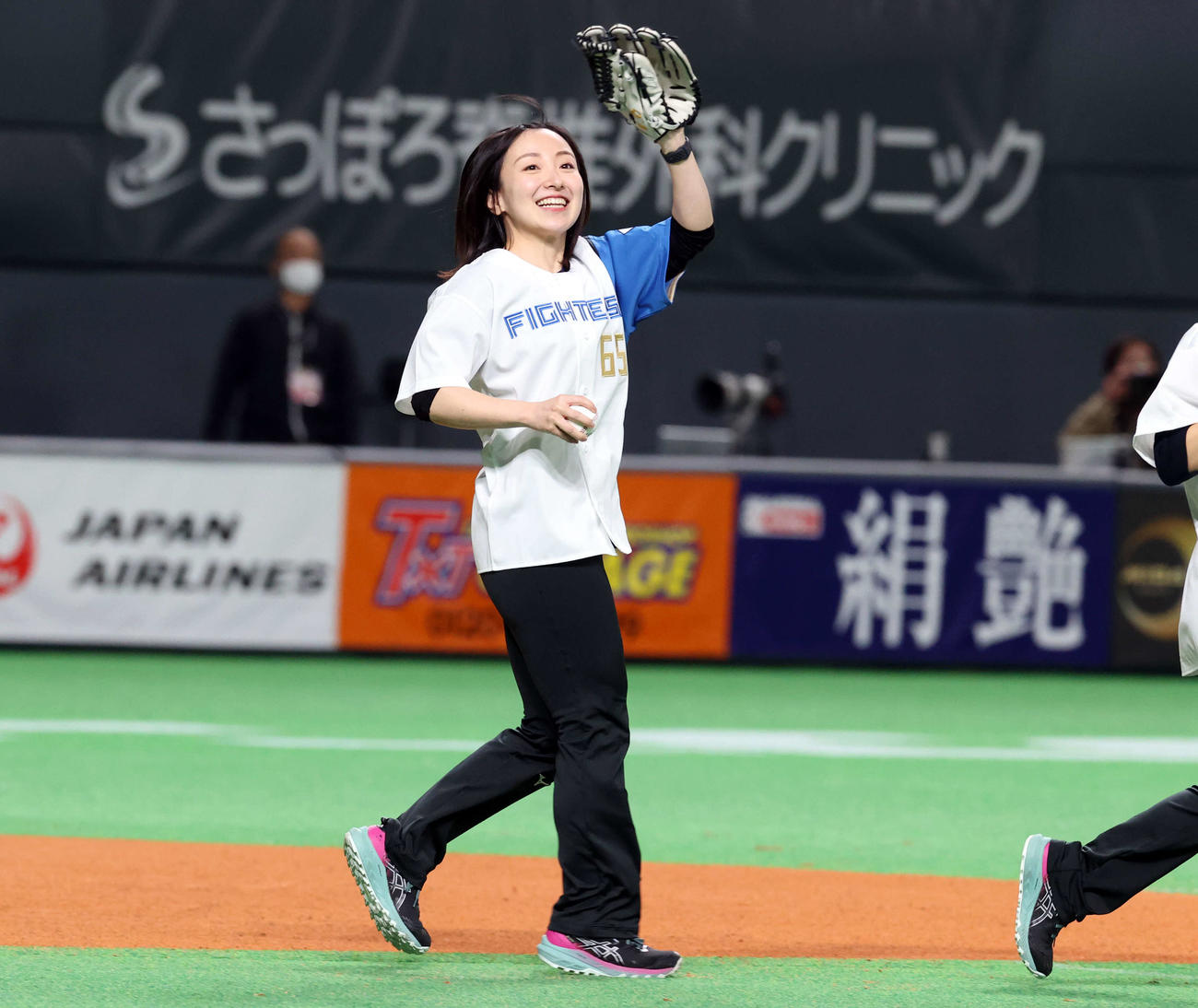日本ハム対西武　ファーストピッチセレモニーに笑顔で向かうロコ・ソラーレの藤沢五月（撮影・浅見桂子）