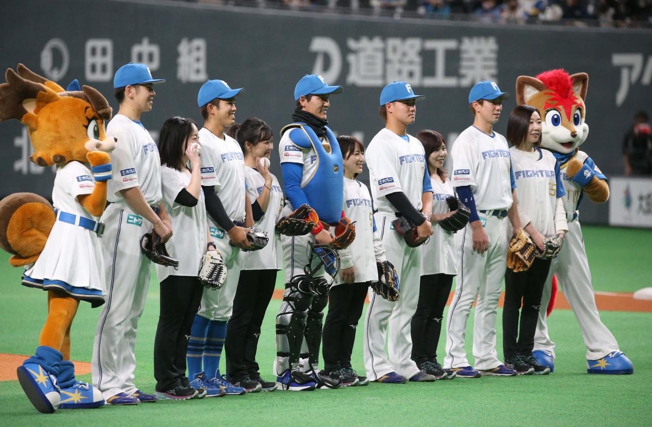 日本ハム対西武　ファーストピッチセレモニーに登場したロコ・ソラーレのメンバーは新庄監督（中央）らと記念撮影する（撮影・黒川智章）