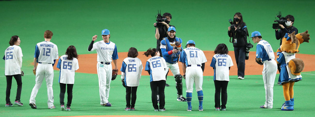 日本ハム対西武　ファーストピッチセレモニーを終え笑顔でロコ・ソラーレとあいさつを交わす日本ハム新庄監督（中央）（撮影・佐藤翔太）