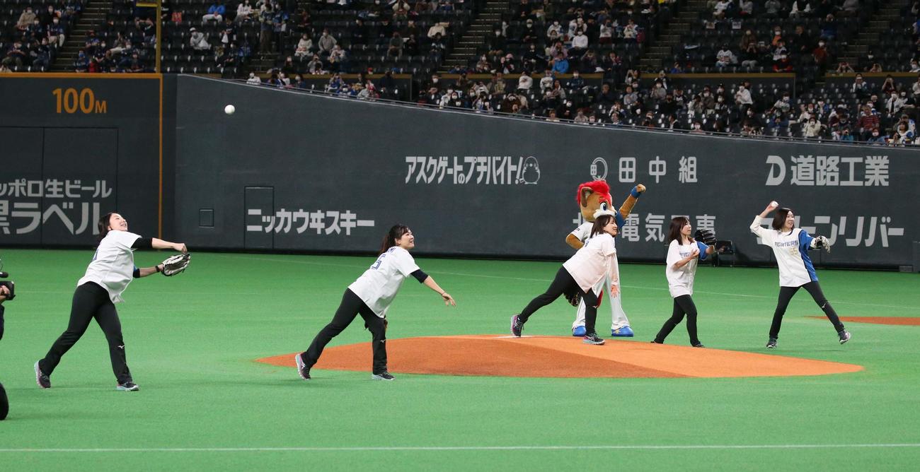 日本ハム対西武　ファーストピッチセレモニーで5人同時に投球するカーリング女子のロコ・ソラーレのメンバー（撮影・黒川智章）