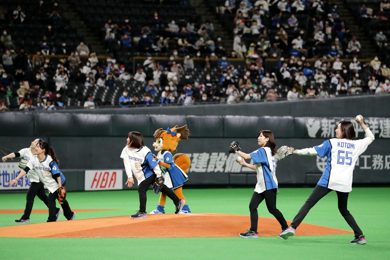 日本ハム対西武　ファーストピッチセレモニーに登場したロコ・ソラーレの奥から藤沢五月、吉田知那美、鈴木夕湖、吉田夕梨花、石崎琴美（撮影・浅見桂子）